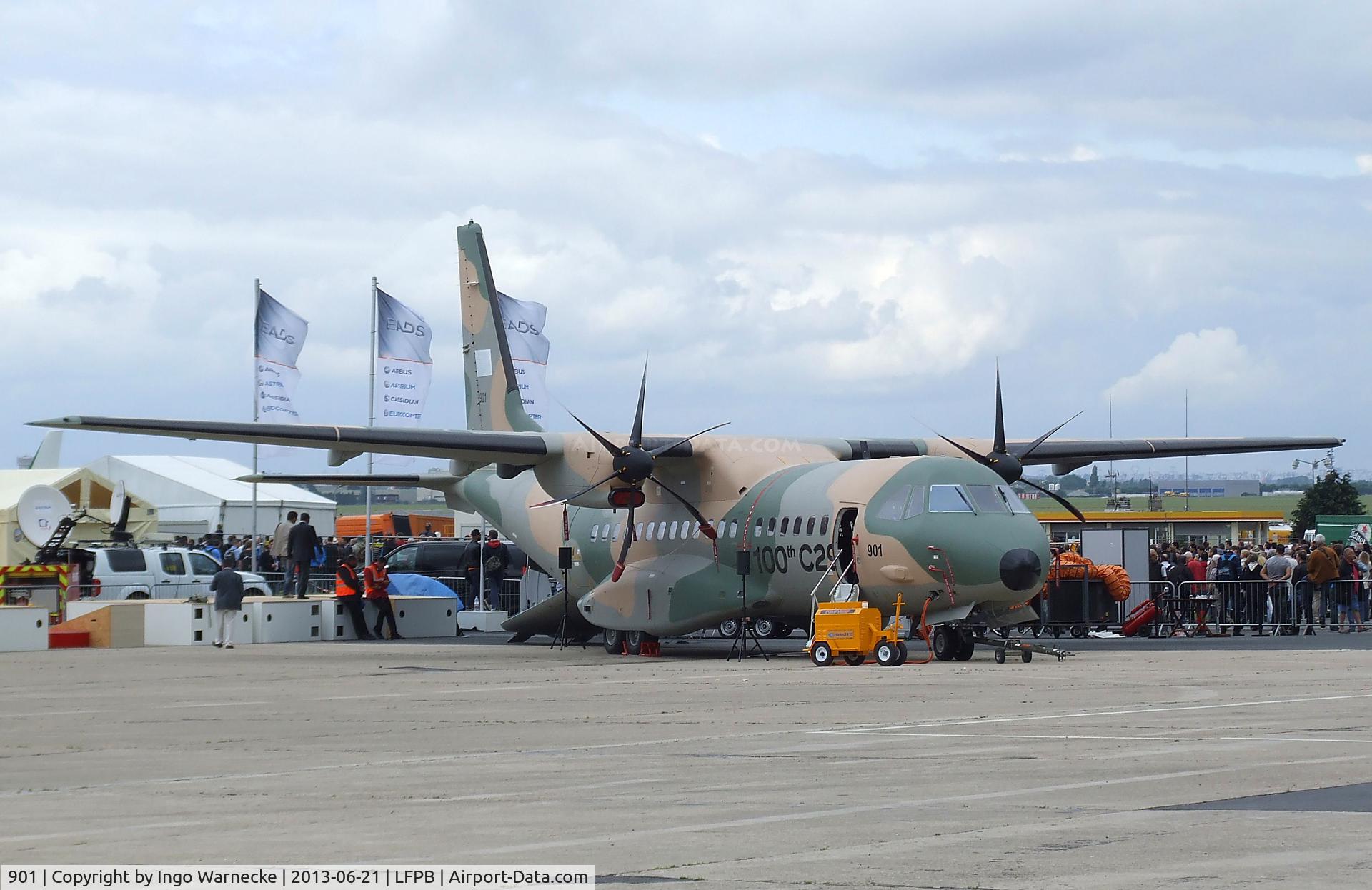 901, 2013 CASA C-295M C/N S-100, CASA C.295M of the Royal Oman Air Force at the Aerosalon 2013, Paris
