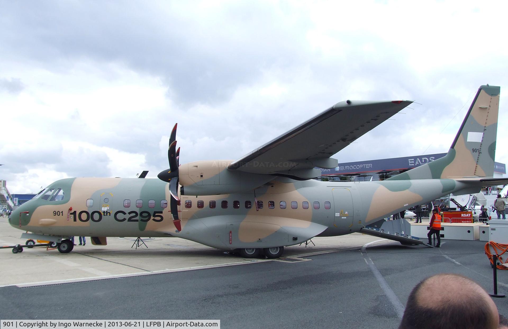 901, 2013 CASA C-295M C/N S-100, CASA C.295M of the Royal Oman Air Force at the Aerosalon 2013, Paris