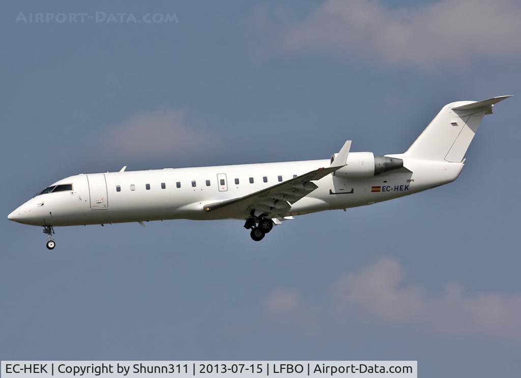 EC-HEK, 1999 Canadair CRJ-200ER (CL-600-2B19) C/N 7320, Landing rwy 32L in all white c/s