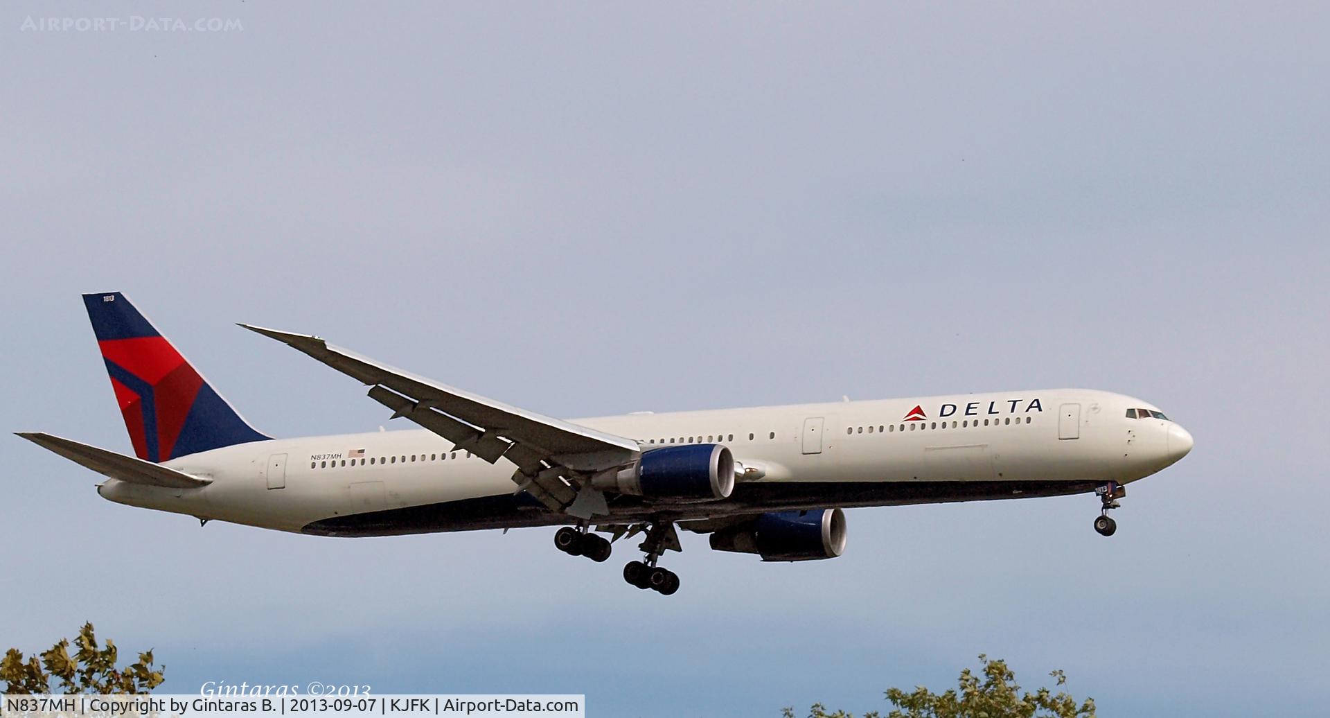 N837MH, 2000 Boeing 767-432/ER C/N 29710, Going to a landing on 22L, JFK