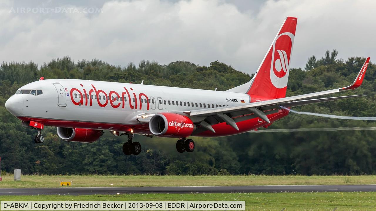 D-ABKM, 2010 Boeing 737-86J C/N 37755, moments prior touchdown
