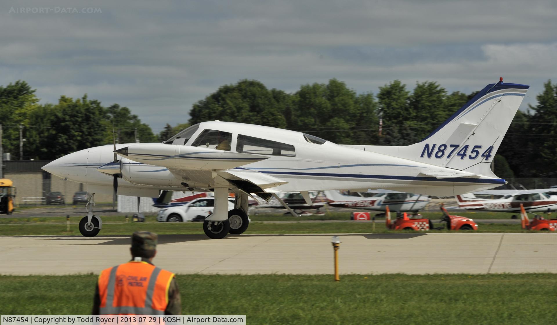 N87454, 1975 Cessna 310R C/N 310R0568, Airventure 2013