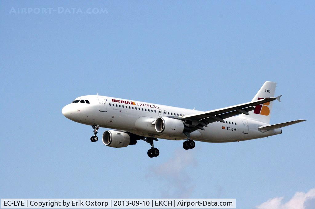 EC-LYE, 2013 Airbus A320-216 C/N 5729, EC-LYE about to land on rw 22L