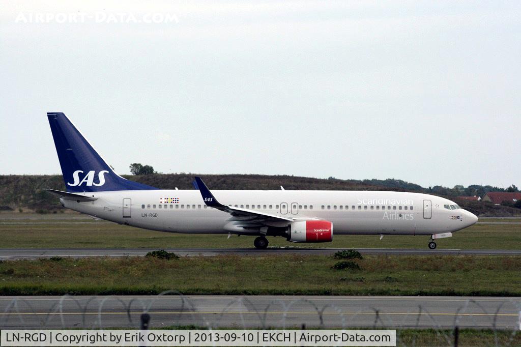 LN-RGD, 2013 Boeing 737-86N C/N 41258, LN-RGD taking off on rw 22R
