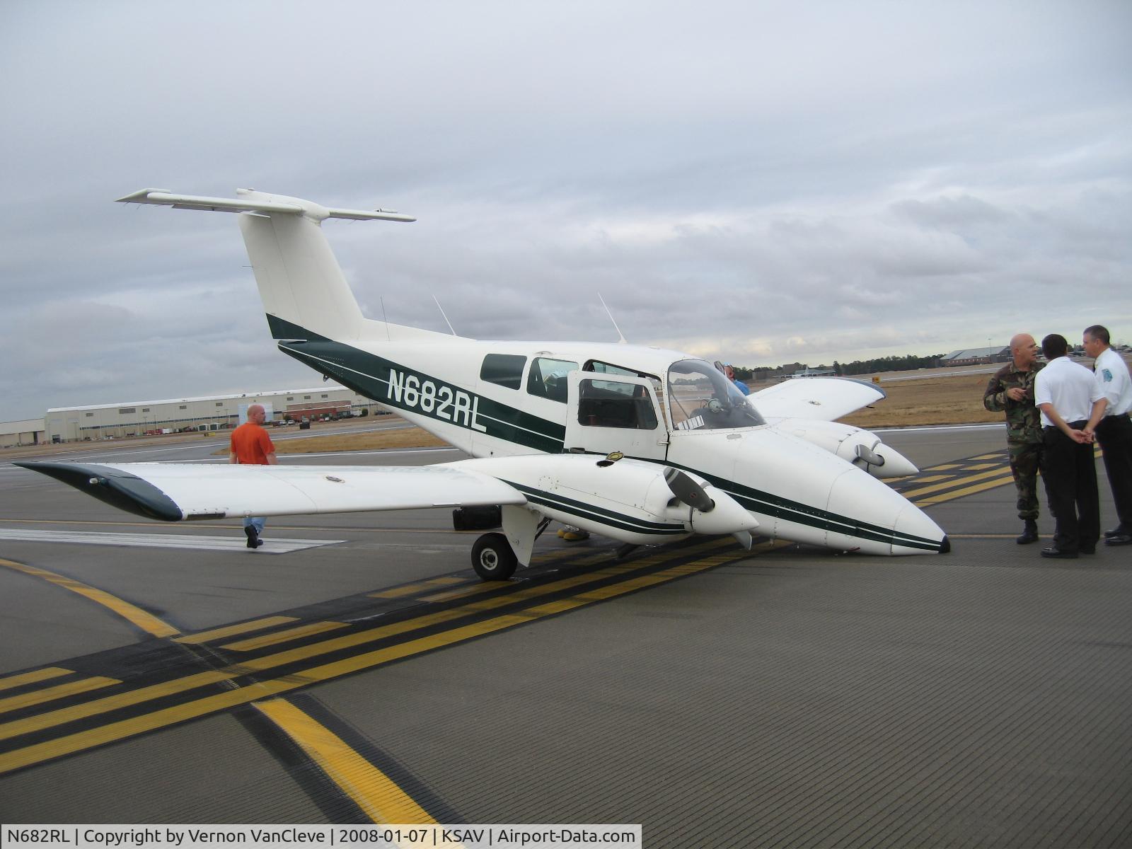N682RL, 1981 Beech 76 Duchess C/N ME-419, 2008-09
Nose gear door failure.
Sheared pin in mechanical linkage.