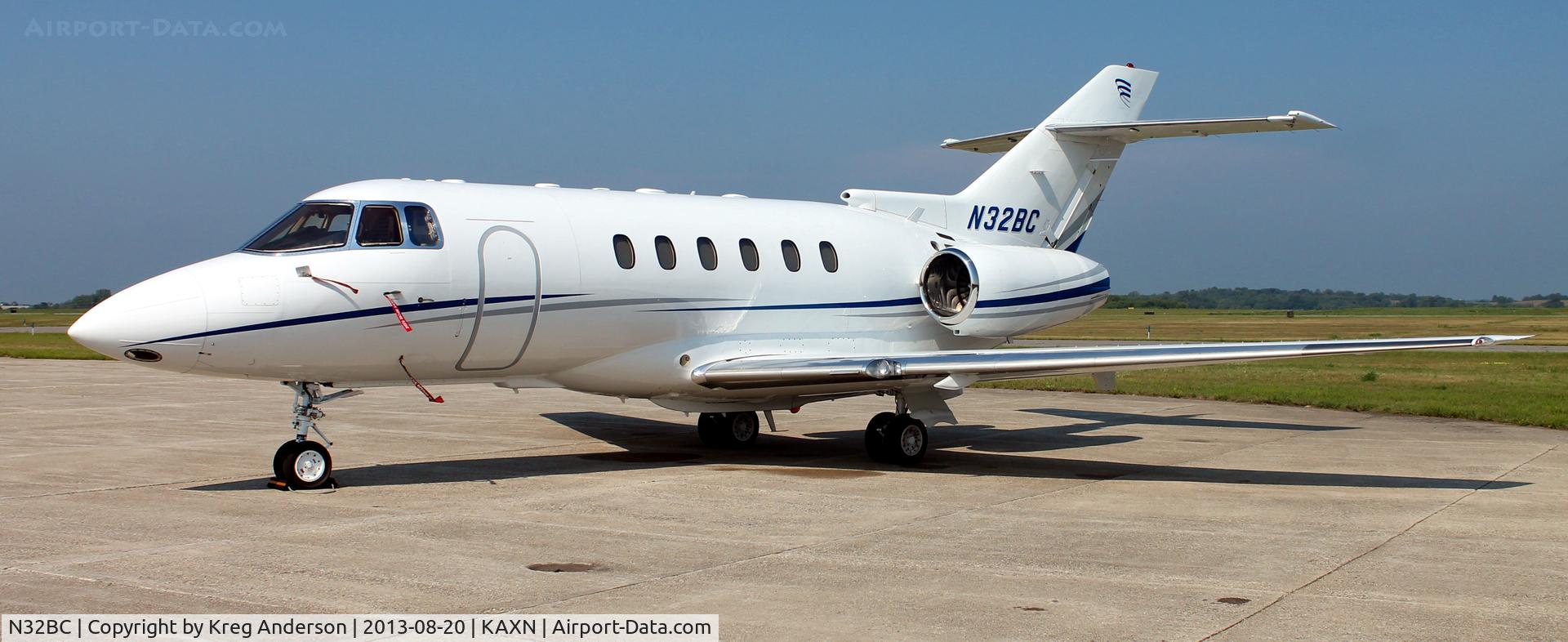 N32BC, 1996 Raytheon Hawker 800XP C/N 258321, Raytheon Hawker 800XP on the ramp.