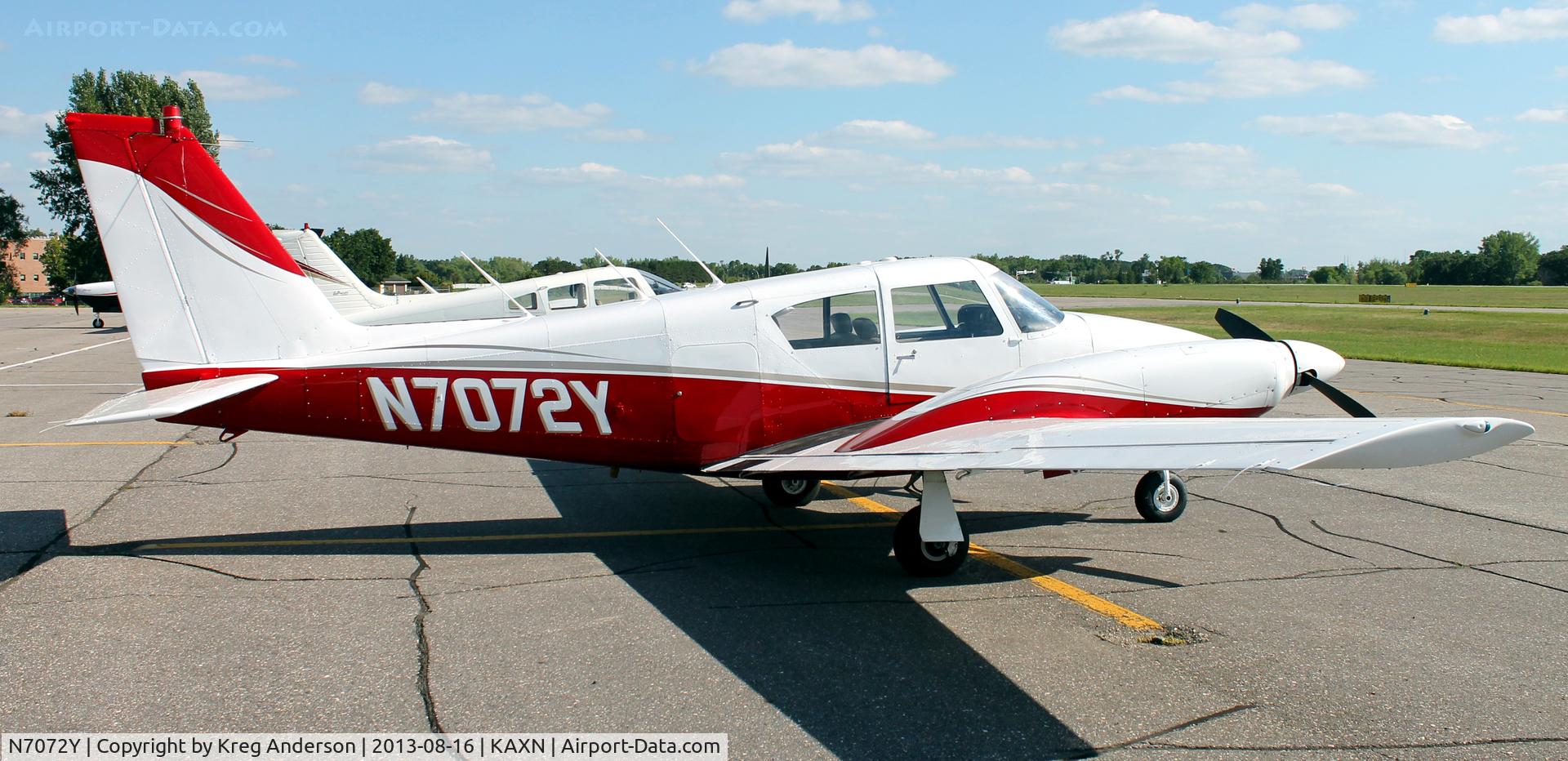 N7072Y, 1963 Piper PA-30 Twin Comanche C/N 30-85, Piper PA-30 Twin Comanche on the line.