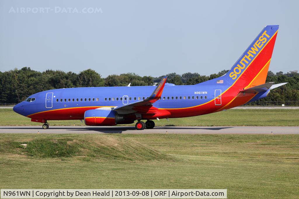 N961WN, 2011 Boeing 737-7H4 C/N 36962, Southwest Airlines 2011 Boeing 737-7H4 N961WN (FLT SWA1072) taxiing to RWY 23 for departure to Baltimore/Washington Int'l (KBWI).
