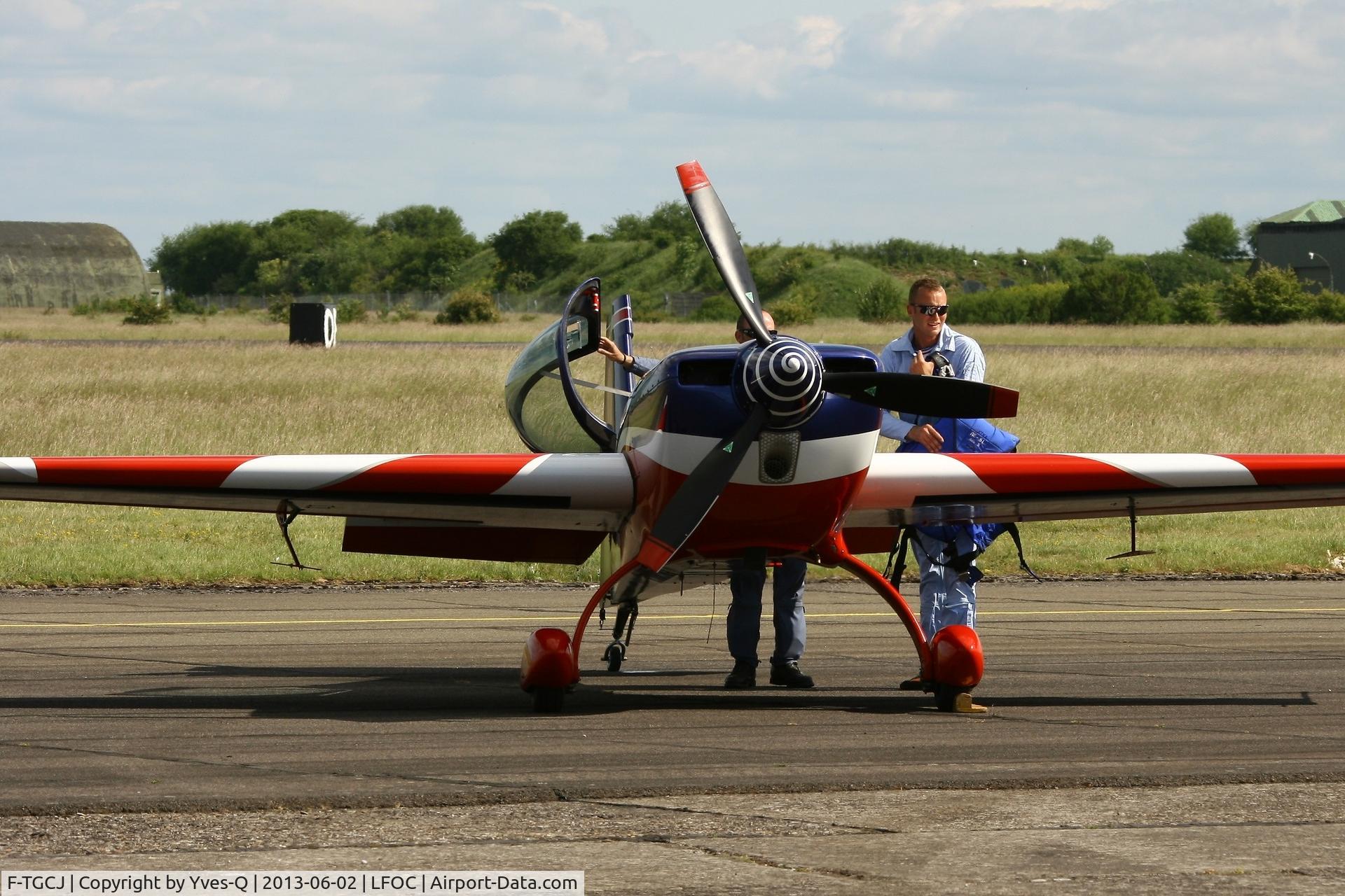 F-TGCJ, Extra EA-330SC C/N 05, Extra EA-330SC, Châteaudun Air Base 279 (LFOC) Open day 2013