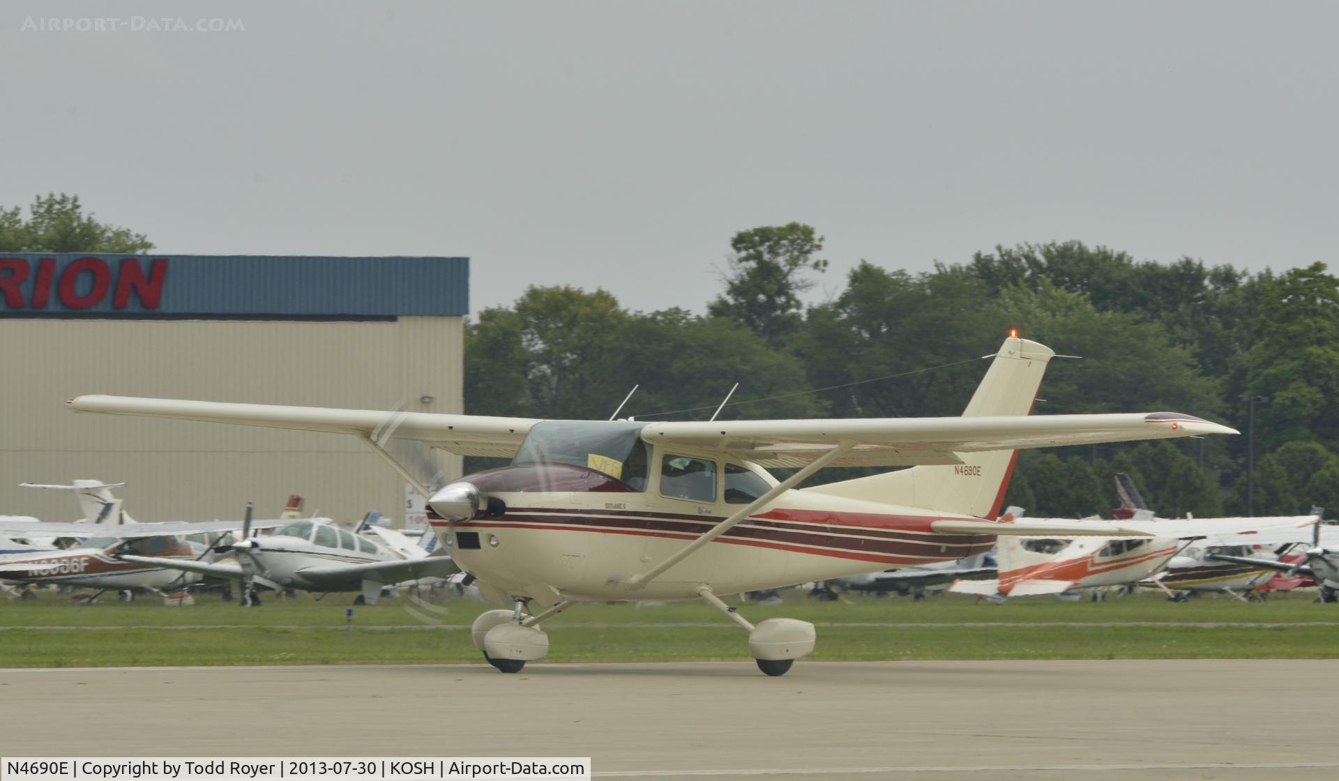 N4690E, 1982 Cessna 182R Skylane C/N 18268260, Airventure 2013