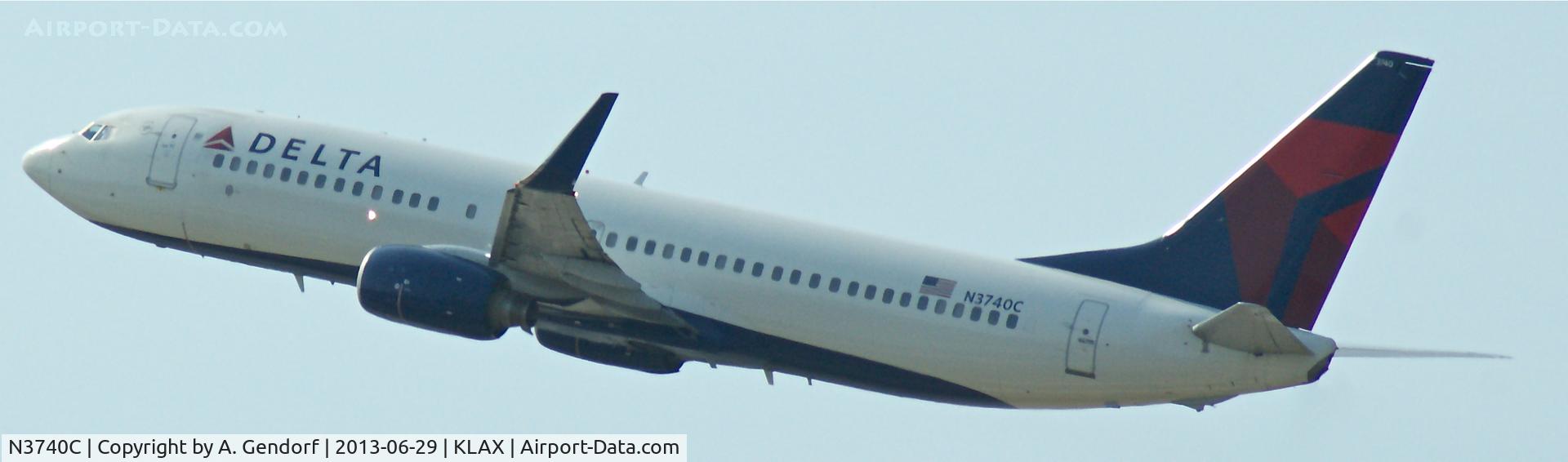N3740C, 2000 Boeing 737-832 C/N 30800, Delta, seen here climbing out Los Angeles Int´l(KLAX)