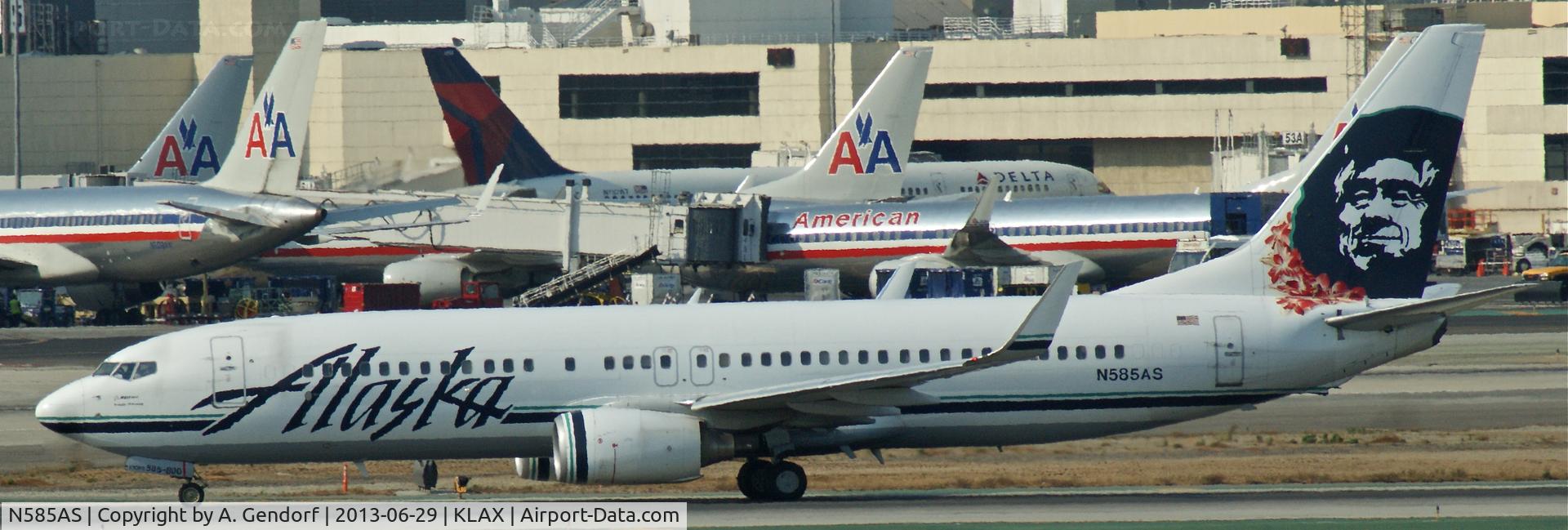 N585AS, 2007 Boeing 737-890 C/N 35683, Alaska Airlines, is taxiing to the gate, after landing RWY 25L at Los Angeles Int´l(KLAX)