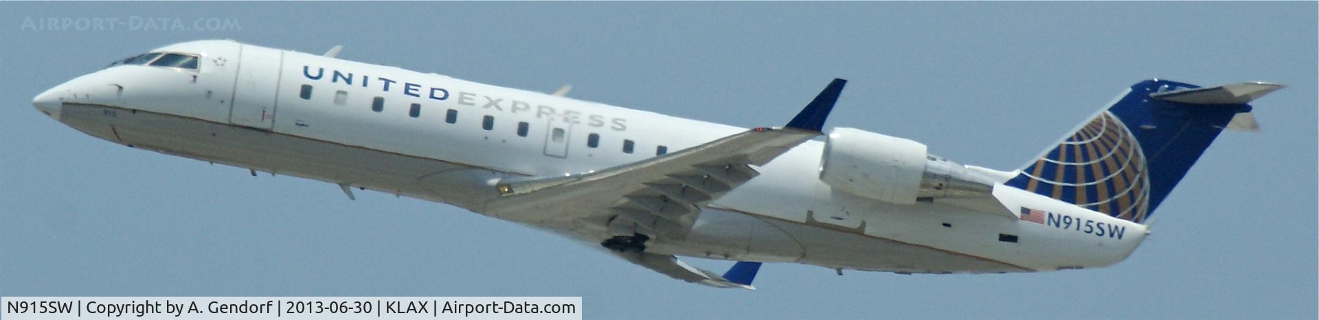 N915SW, 2002 Bombardier CRJ-200LR (CL-600-2B19) C/N 7615, Sky West (United Express cs.), is climbing out at Los Angeles Int´l(KLAX)