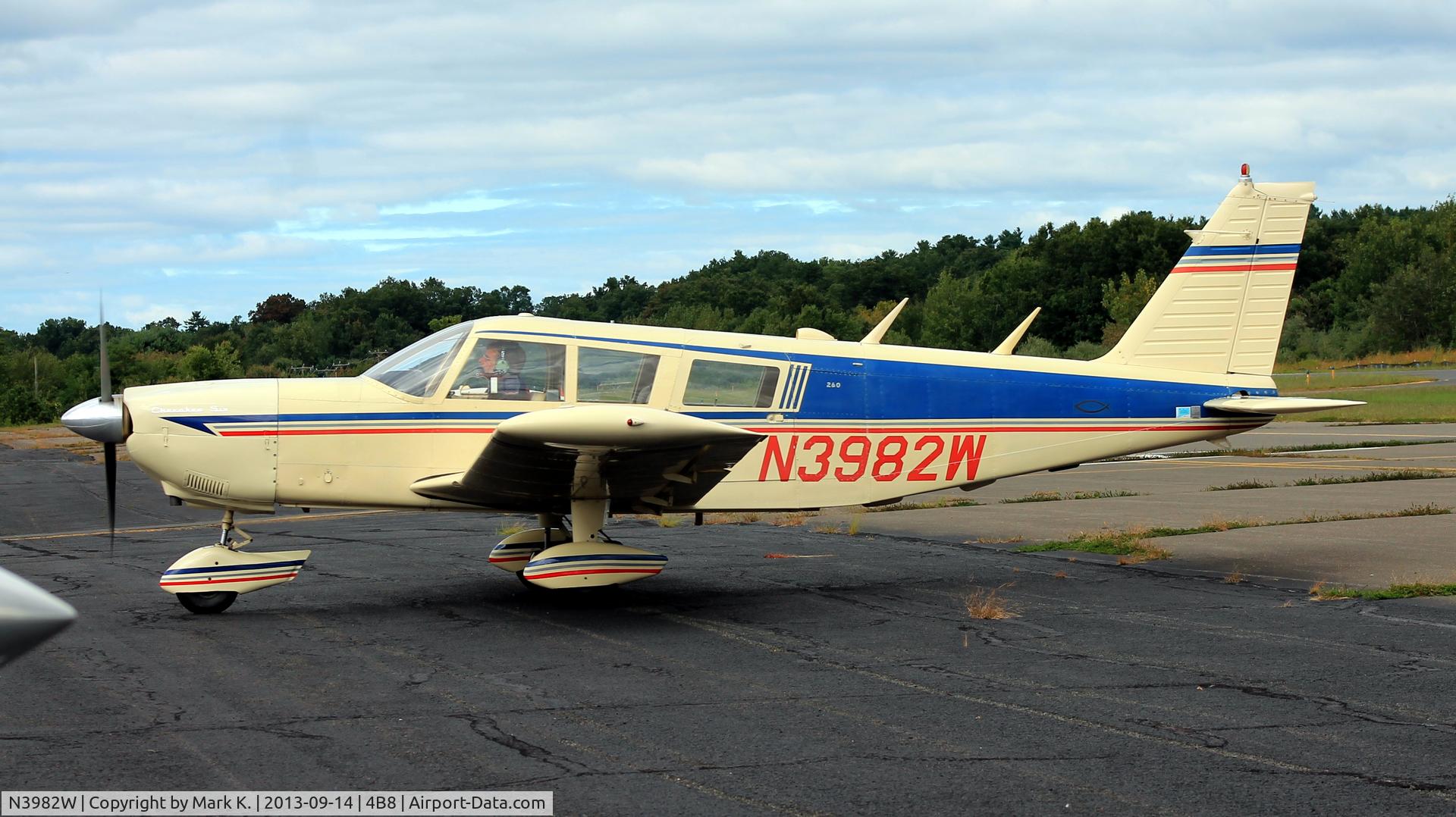 N3982W, 1967 Piper PA-32-260 Cherokee Six C/N 32-951, Piper N3982W pulling in into its parking in Plainville, CT.