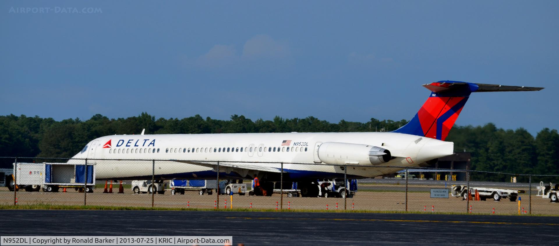 N952DL, 1990 McDonnell Douglas MD-88 C/N 49883, Taxi RIC