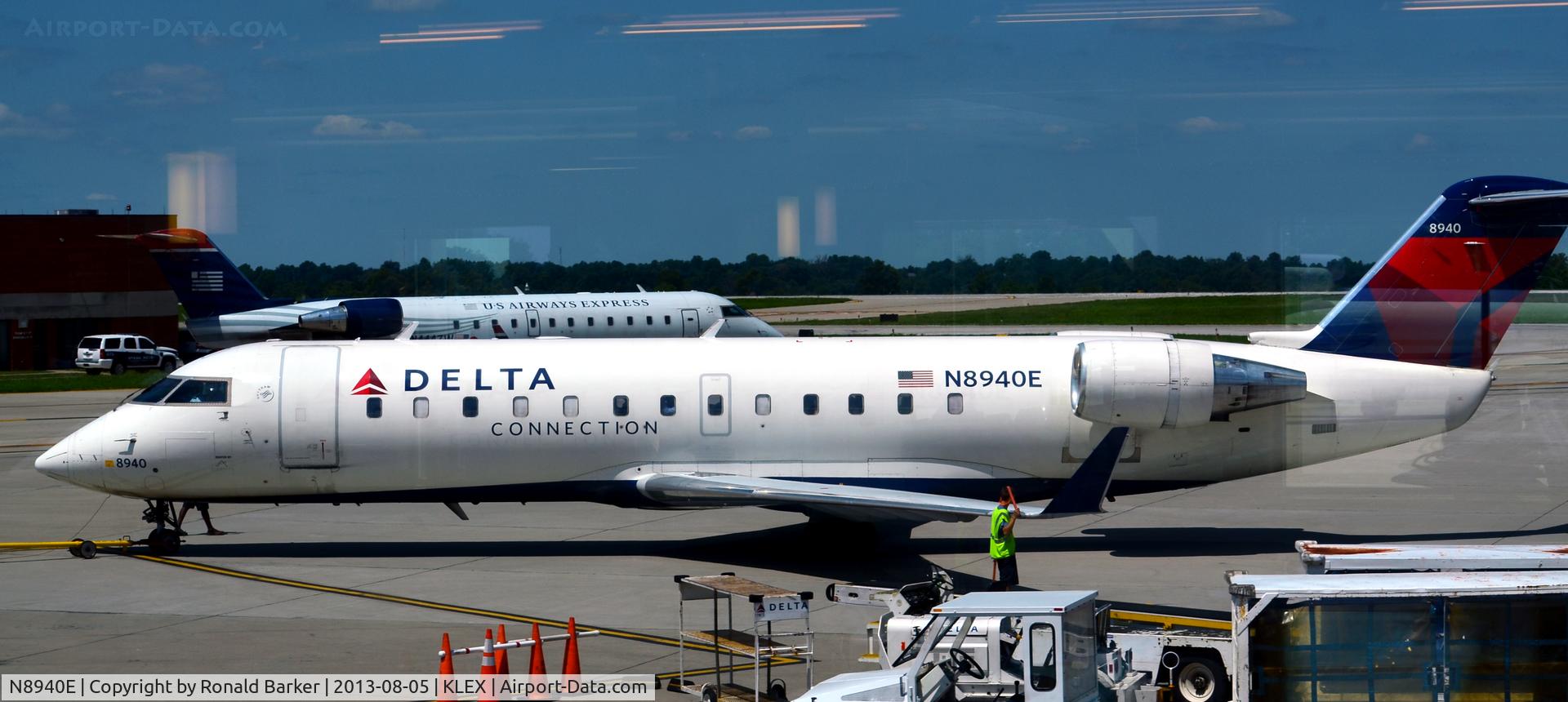 N8940E, 2004 Bombardier CRJ-200 (CL-600-2B19) C/N 7940, Pushback LEX