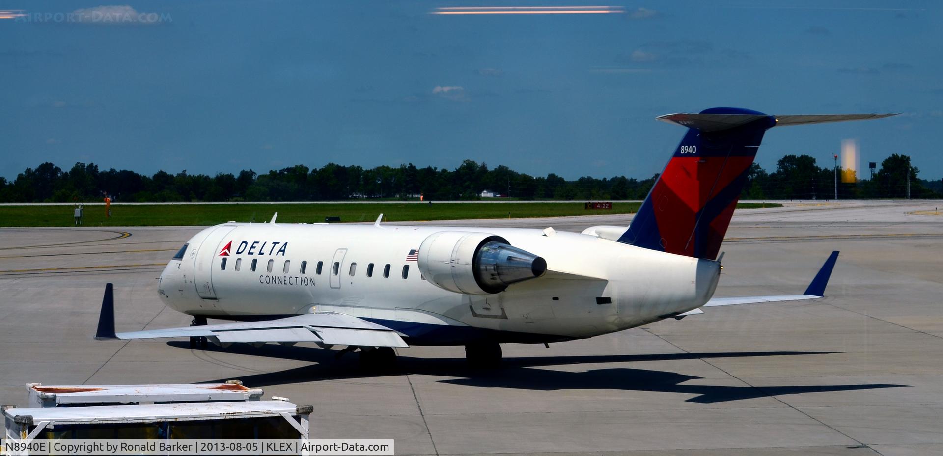 N8940E, 2004 Bombardier CRJ-200 (CL-600-2B19) C/N 7940, Taxi LEX
