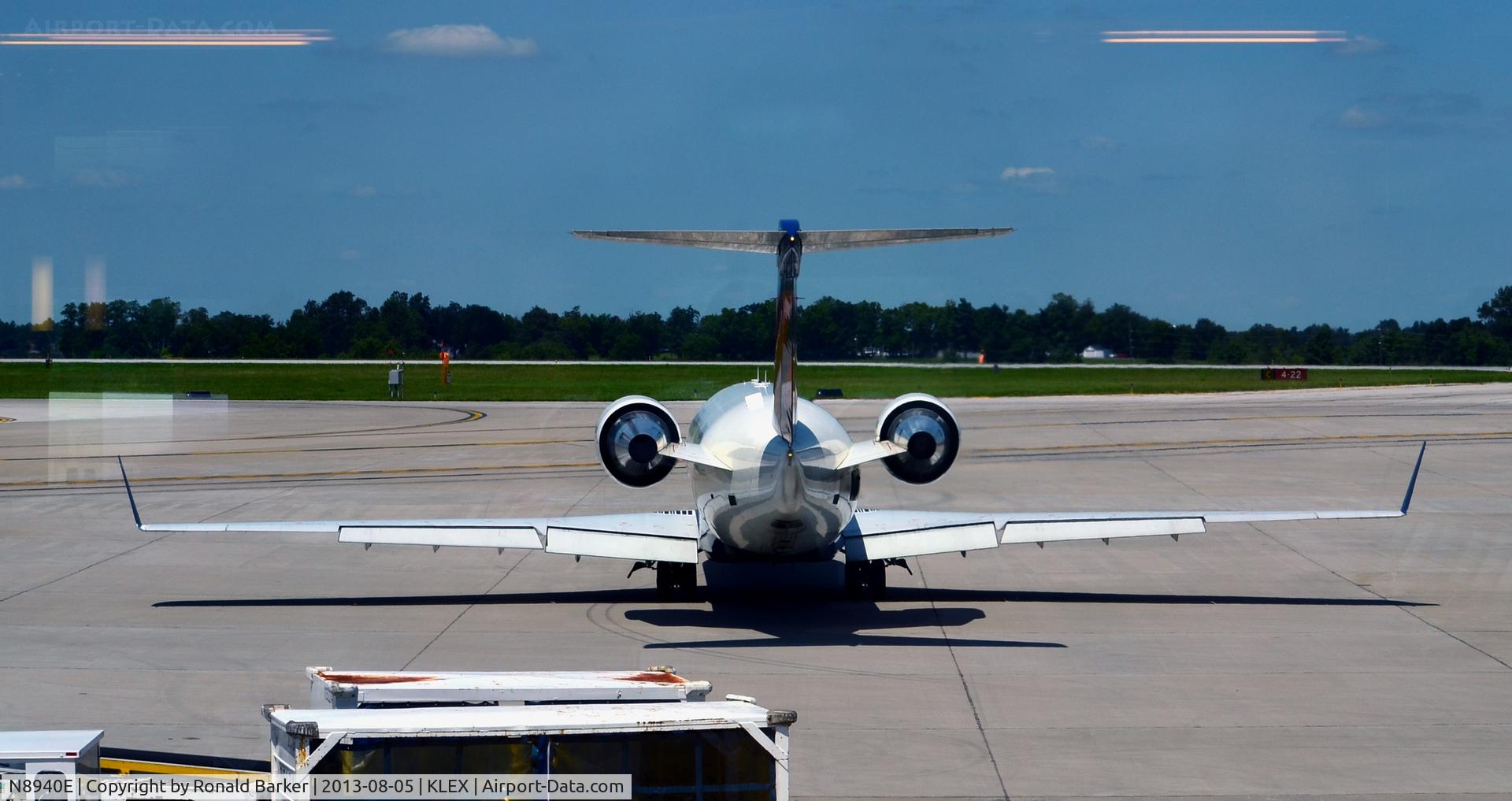 N8940E, 2004 Bombardier CRJ-200 (CL-600-2B19) C/N 7940, Taxi for takeoff LEX