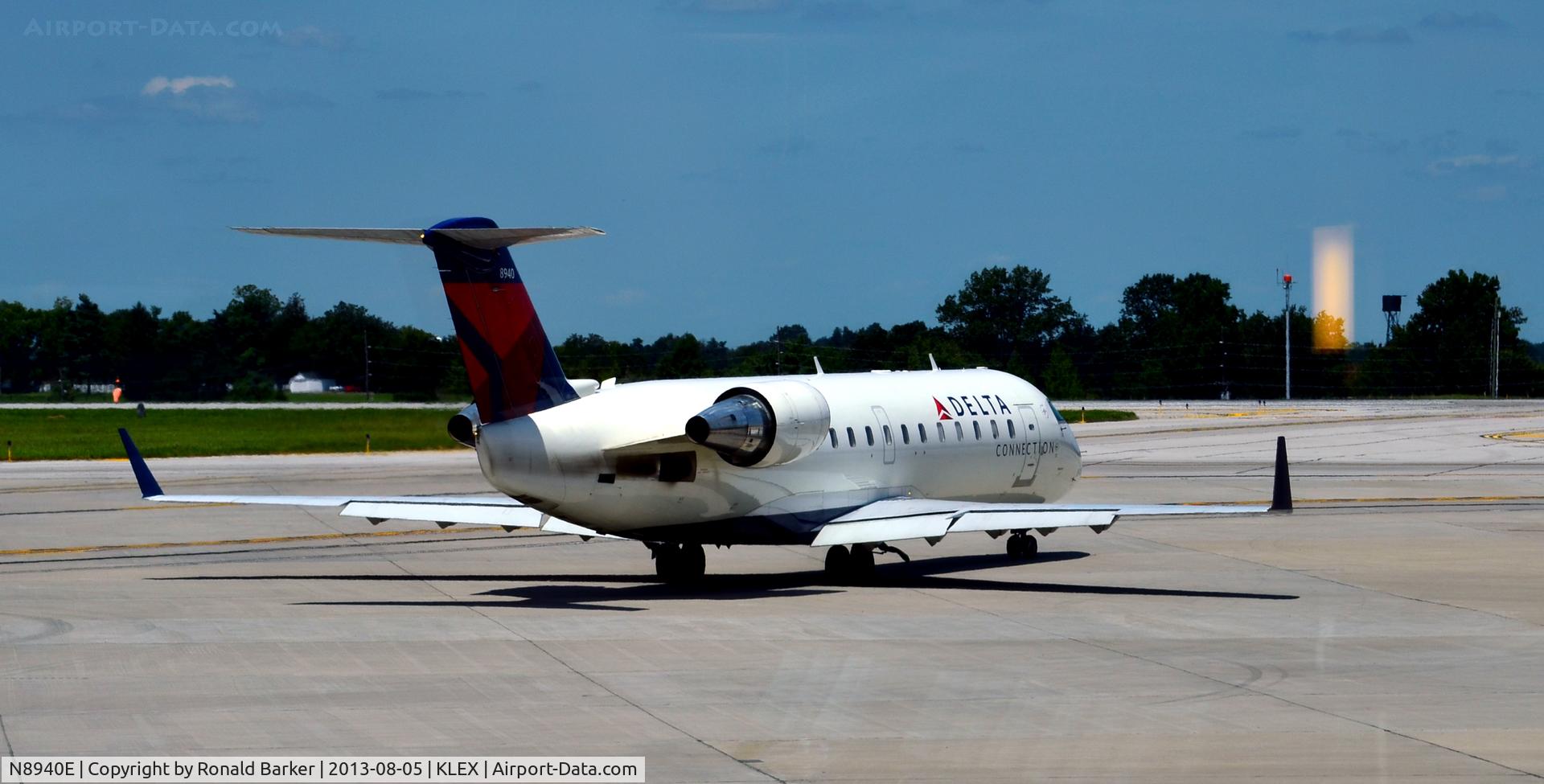 N8940E, 2004 Bombardier CRJ-200 (CL-600-2B19) C/N 7940, Taxi for takeoff LEX
