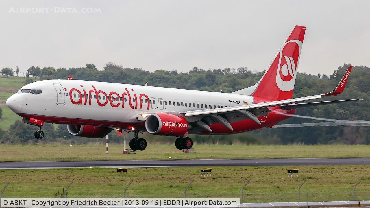 D-ABKT, 2011 Boeing 737-86J C/N 36881, moments prior touchdown