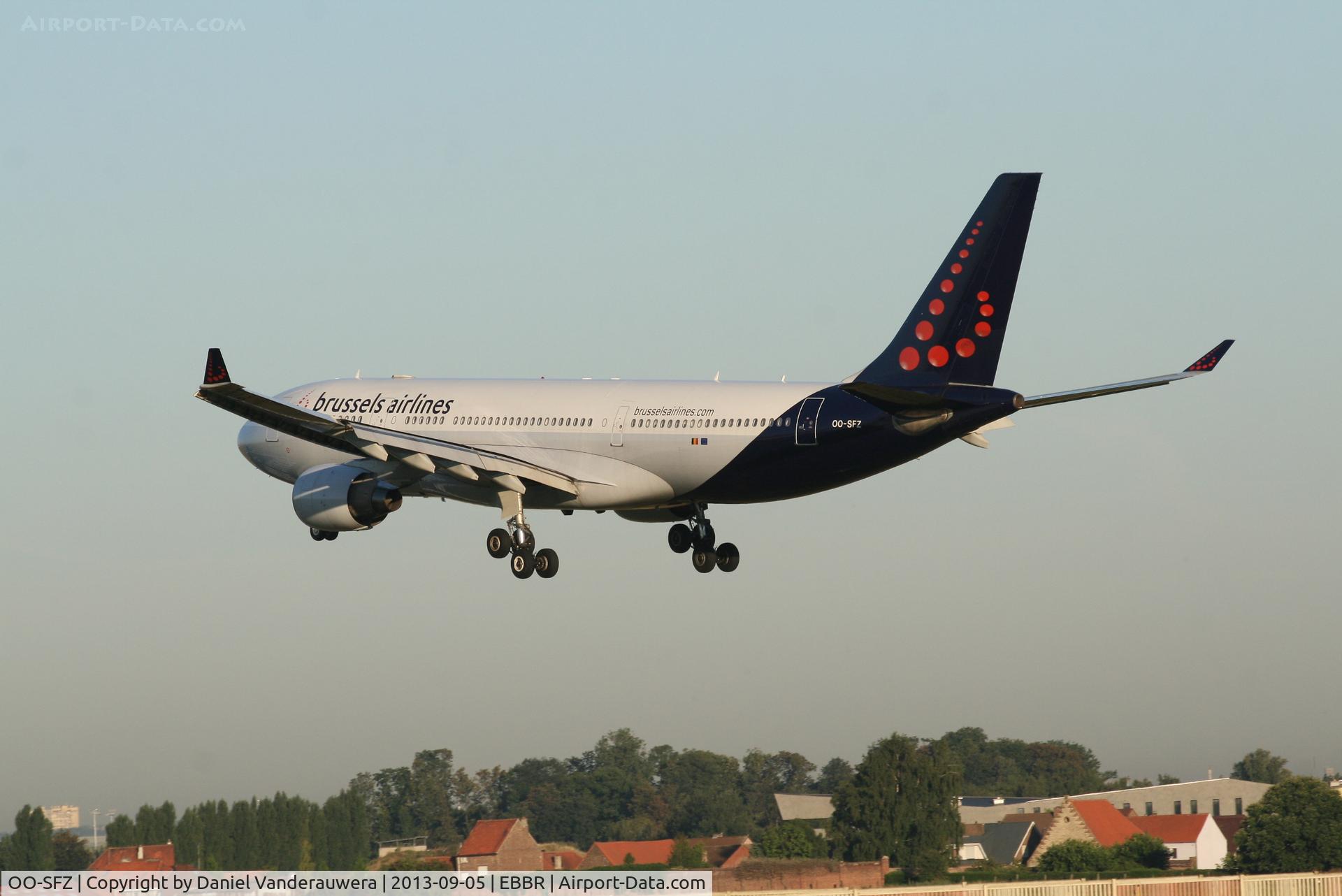 OO-SFZ, 1998 Airbus A330-223 C/N 249, Flight SN369 is descending to RWY 25L