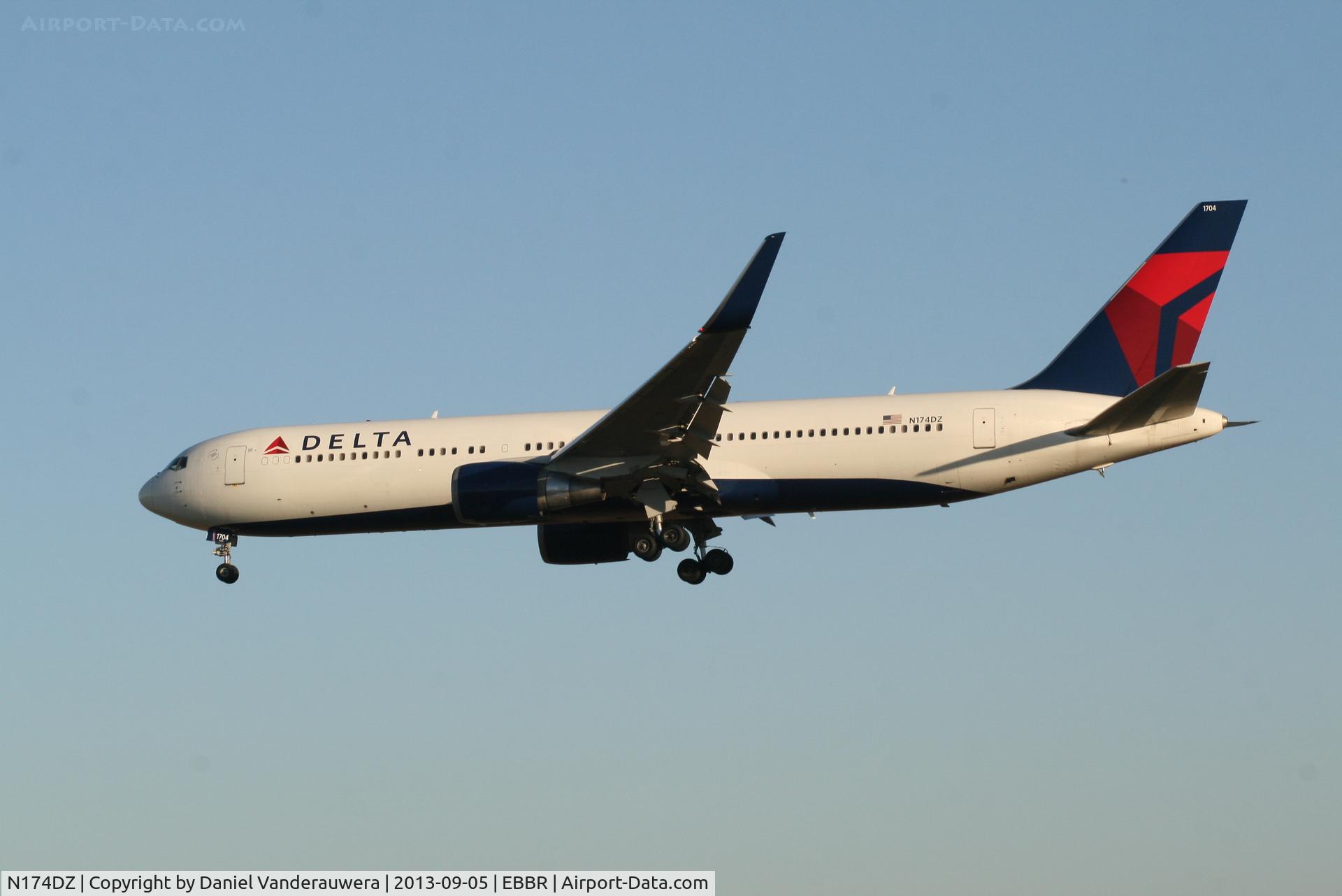 N174DZ, 1998 Boeing 767-332 C/N 29693, Arrival of flight DL080 to RWY 25L