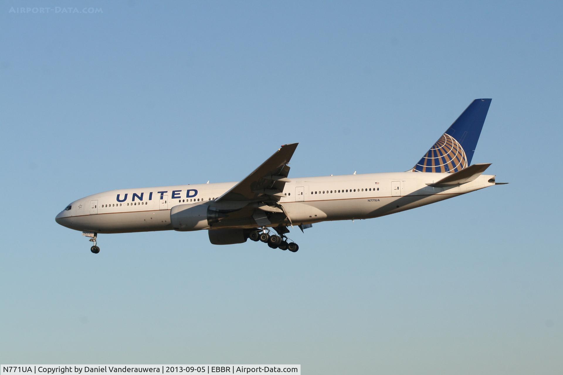 N771UA, 1995 Boeing 777-222 C/N 26932, Arrival of flight UA972 to RWY 25L