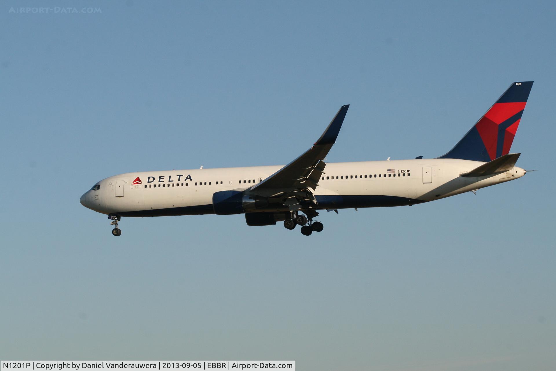 N1201P, 1998 Boeing 767-332 C/N 28458, Arrival of flight DL140 to RWY 25L