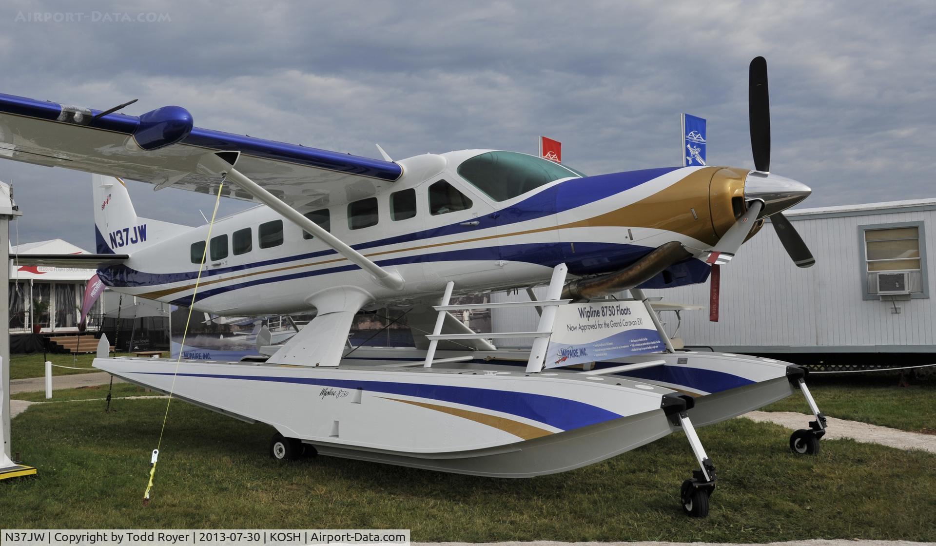 N37JW, 2001 Cessna 208 Caravan I C/N 20800337, Airventure 2013