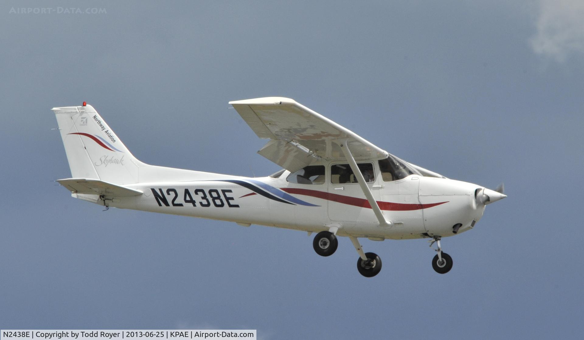 N2438E, 2000 Cessna 172R C/N 17280878, Landing at Paine field
