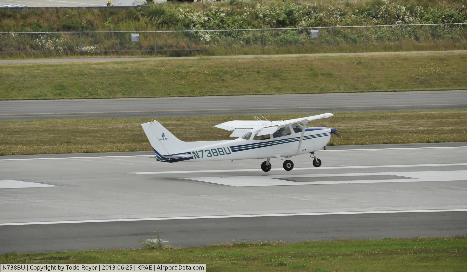 N738BU, 1977 Cessna 172N C/N 17269856, Landing at Paine Field