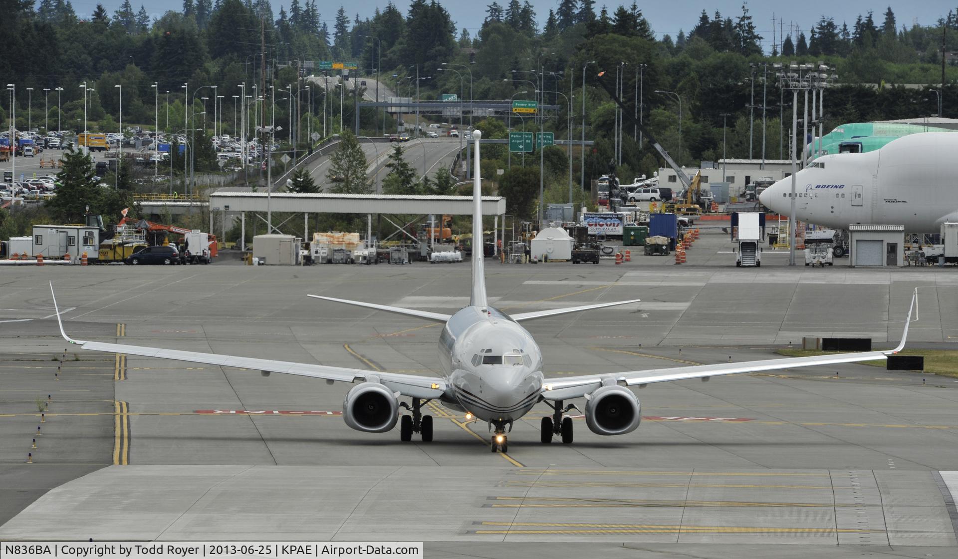 N836BA, 2000 Boeing 737-7BC C/N 30756, Turning on 16R at Paine Field