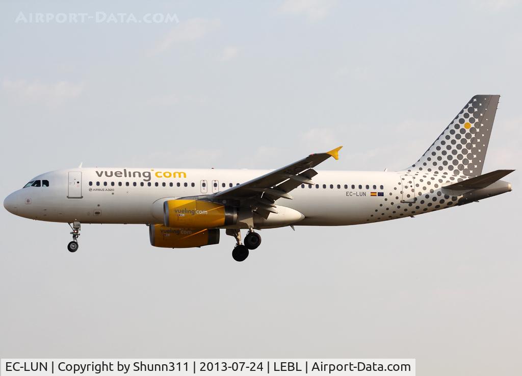 EC-LUN, 2013 Airbus A320-232 C/N 5479, Landing rwy 25R