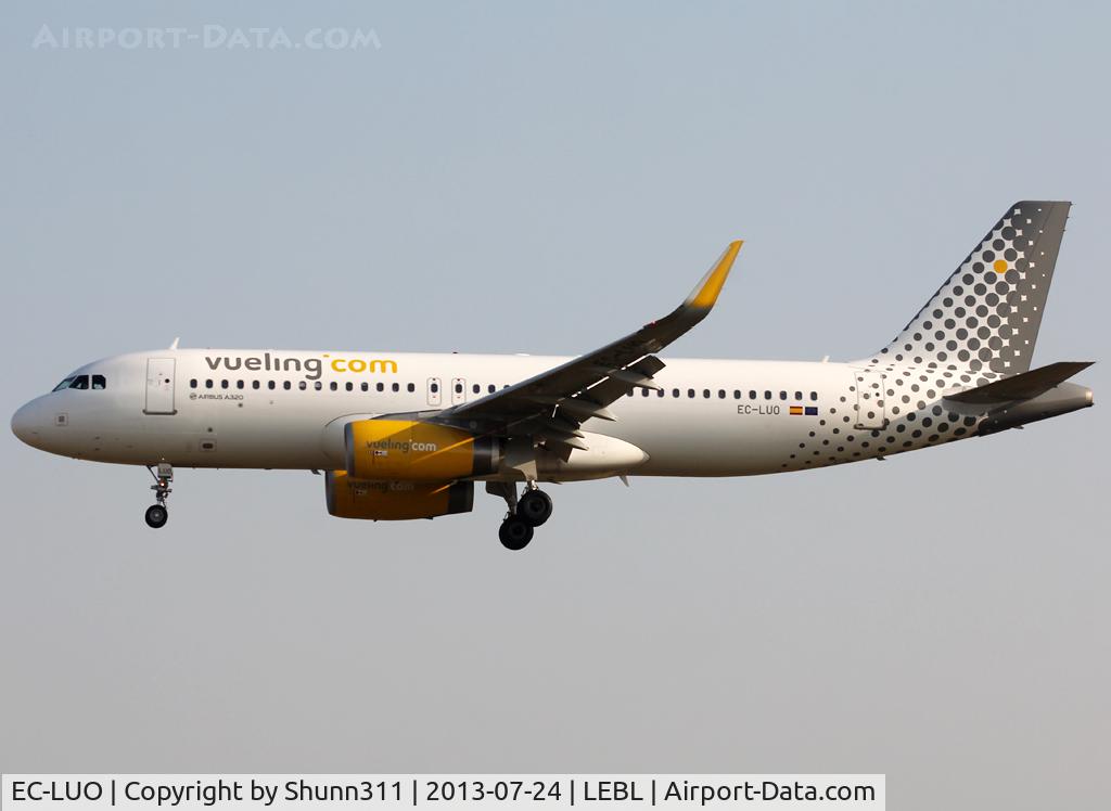 EC-LUO, 2013 Airbus A320-232 C/N 5530, Landing rwy 25R