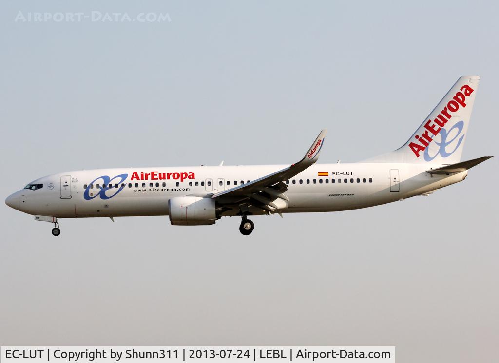 EC-LUT, 2013 Boeing 737-85P C/N 36592, Landing rwy 25R
