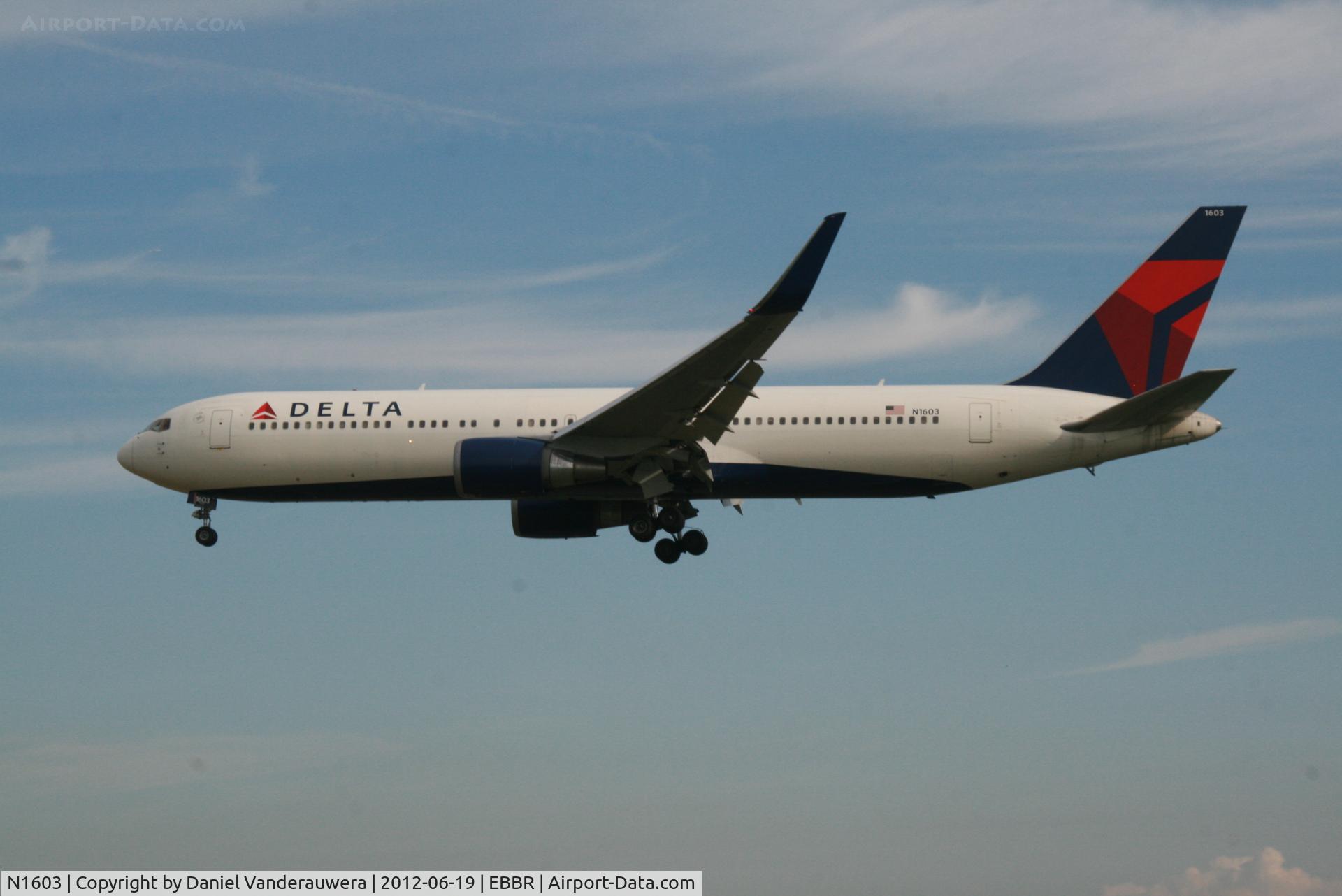 N1603, 1999 Boeing 767-332 C/N 29695, Arrival of flight DL080 to RWY 25L
