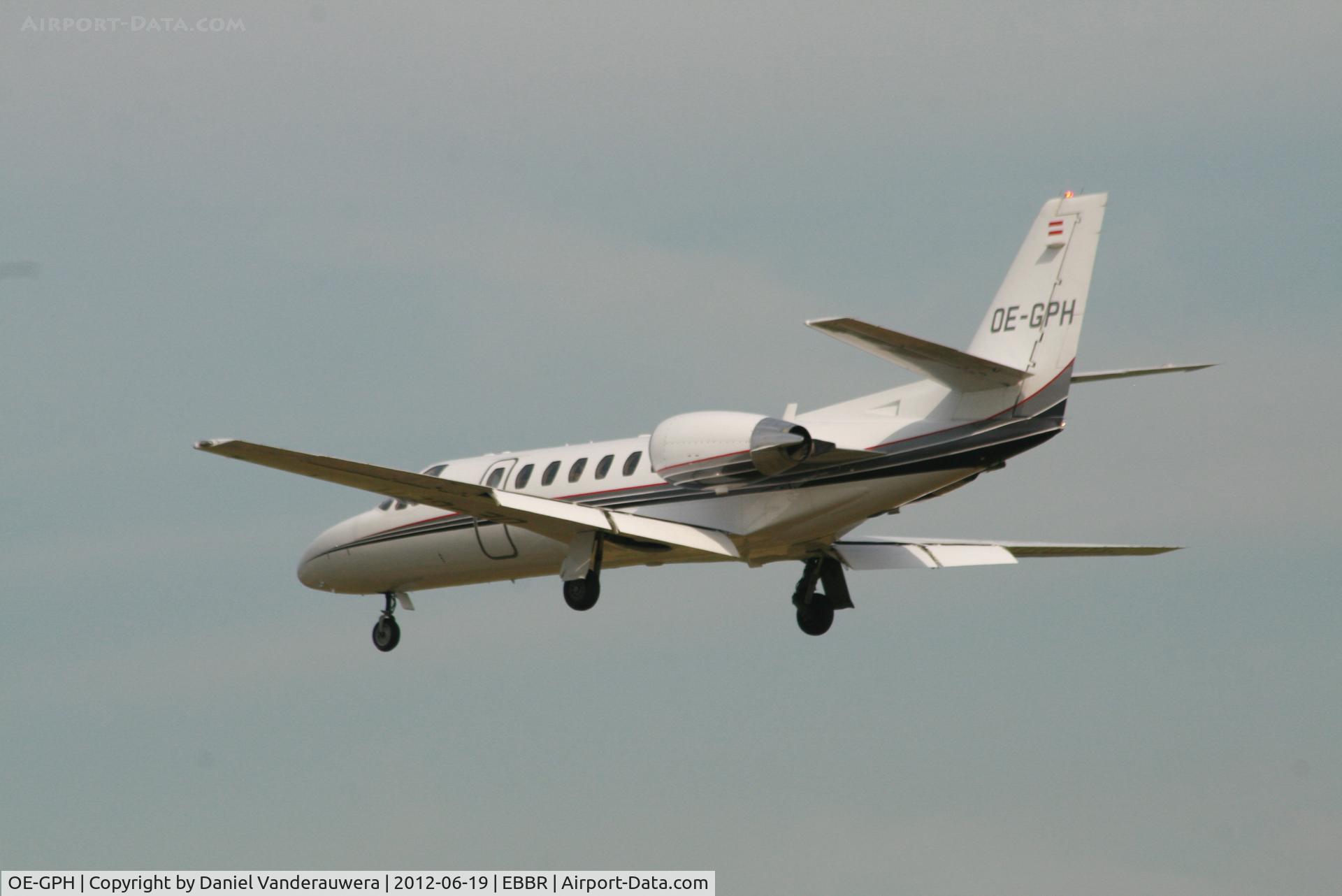 OE-GPH, 2001 Cessna 560 Citation Encore C/N 560-0590, Descending to RWY 25L