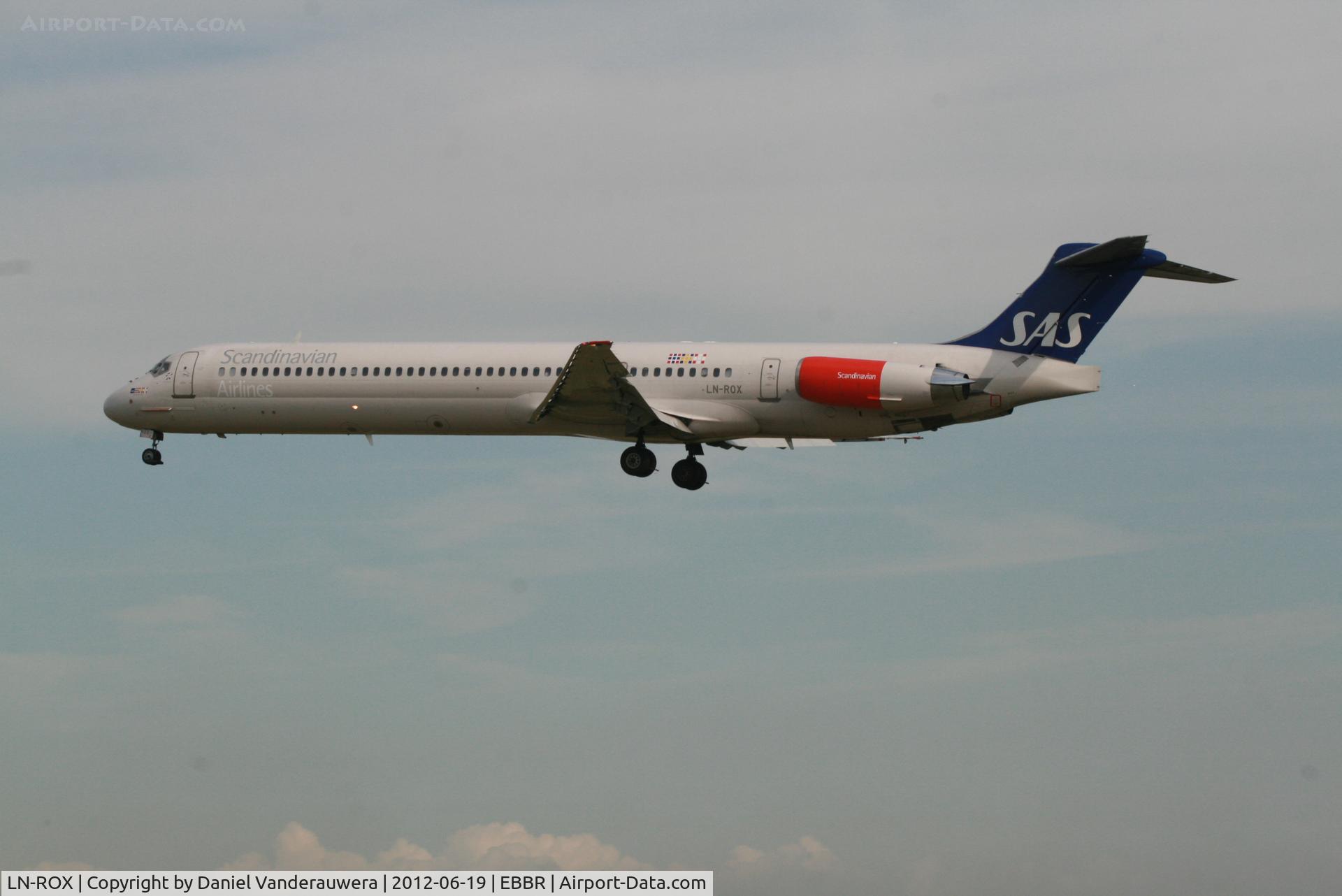LN-ROX, 1988 McDonnell Douglas MD-82 (DC-9-82) C/N 49603, Arrival of flight SK593 to RWY 25L