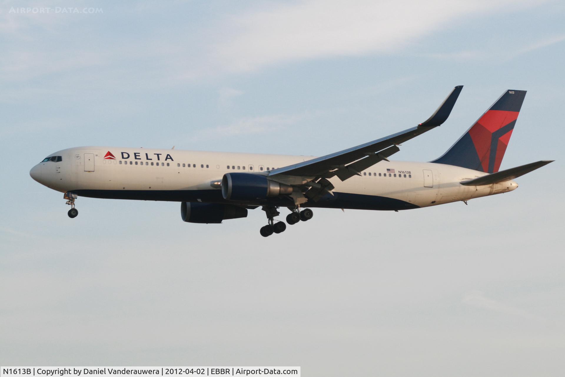 N1613B, 2001 Boeing 767-332 C/N 32776, Arrival of flight DL080 to RWY 25L