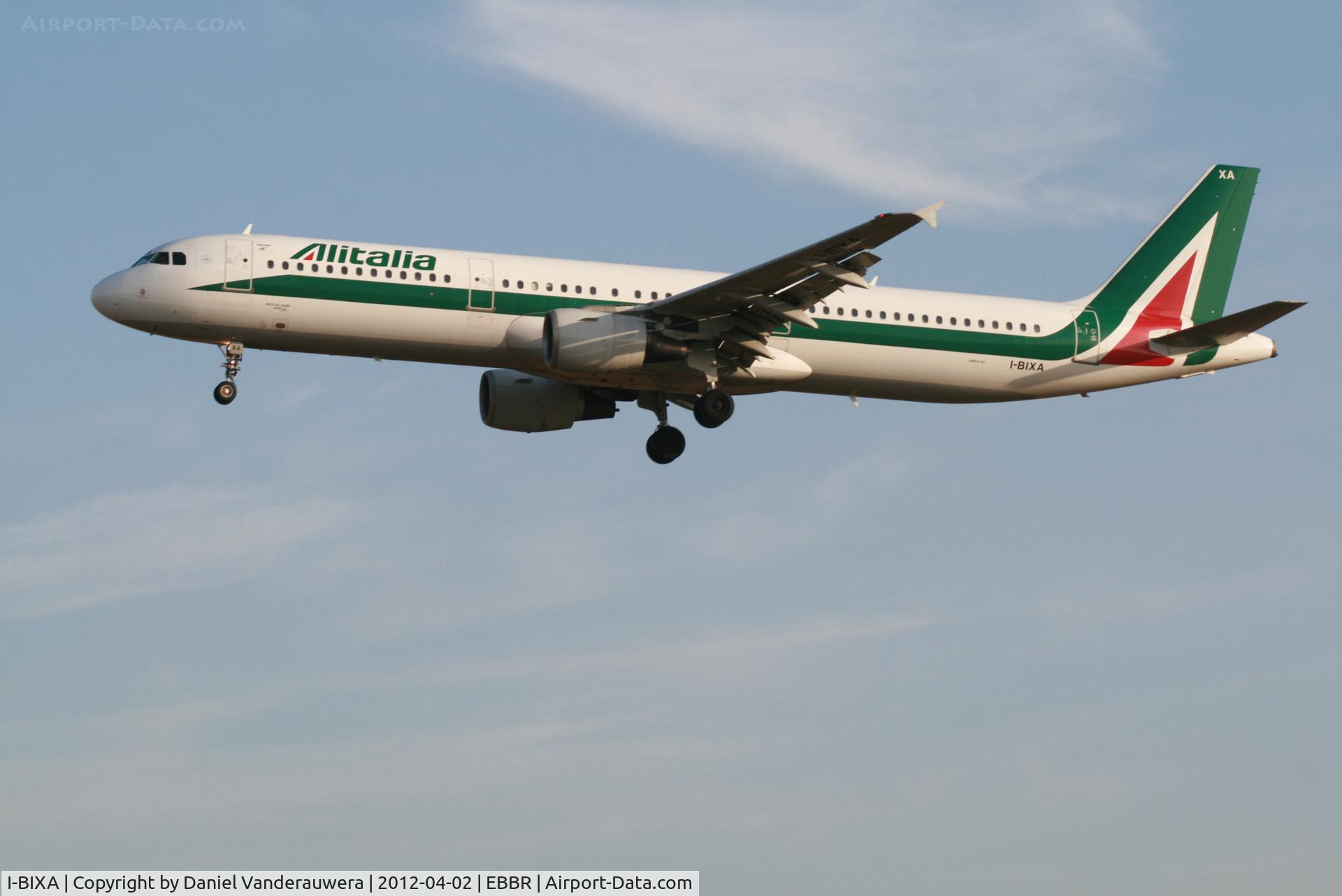 I-BIXA, 1994 Airbus A321-112 C/N 477, Flight AZ148 is descending to RWY 25L
