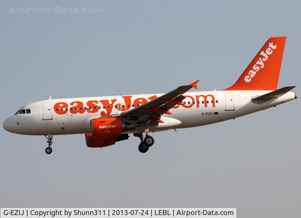G-EZIJ, 2005 Airbus A319-111 C/N 2477, Landing rwy 25R without 'The web's favorite airlines' titles