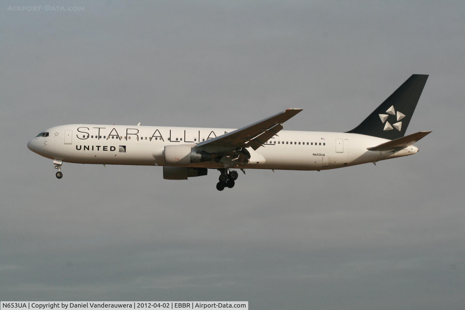 N653UA, 1992 Boeing 767-322 C/N 25391, Arrival of flight UA972 to RWY 25L