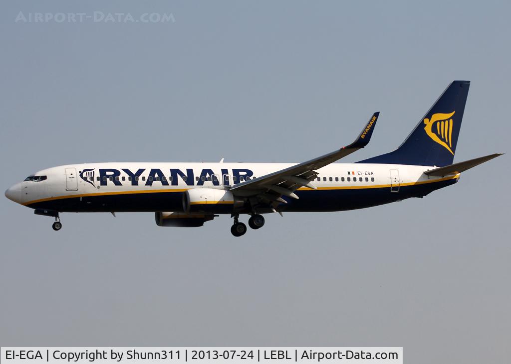 EI-EGA, 2009 Boeing 737-8AS C/N 38490, Landing rwy 25R