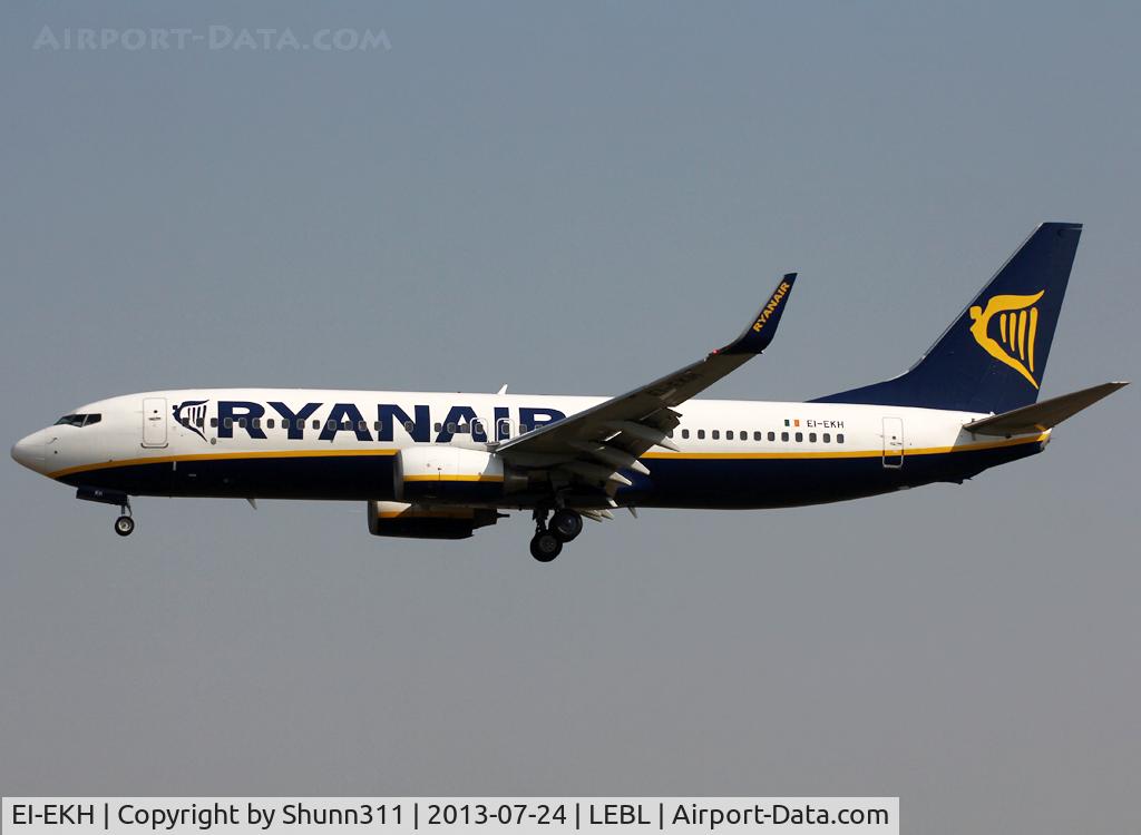 EI-EKH, 2010 Boeing 737-8AS C/N 38493, Landing rwy 25R