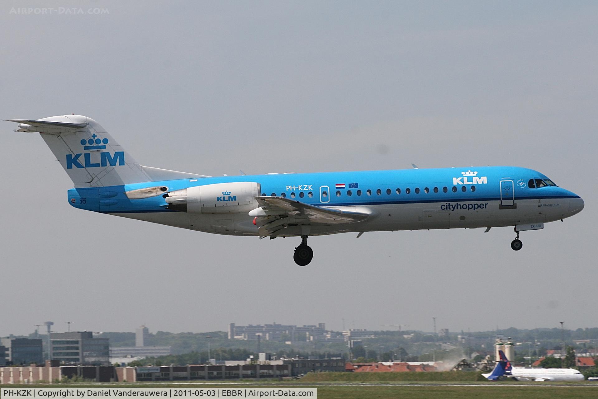 PH-KZK, 1997 Fokker 70 (F-28-0070) C/N 11581, Flight KL1725 is descending to RWY 02