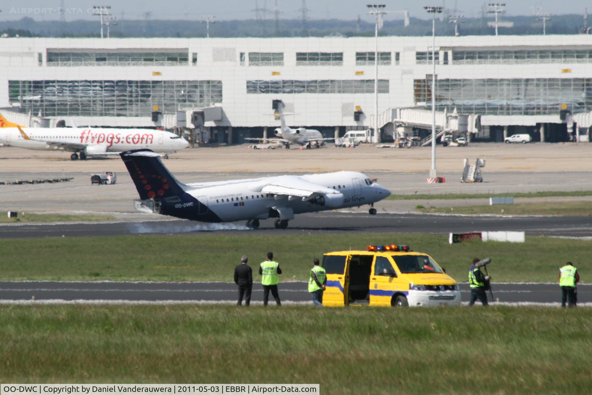 OO-DWC, 1998 British Aerospace Avro 146-RJ100 C/N E3322, Flight SN2906 is landing on RWY 02