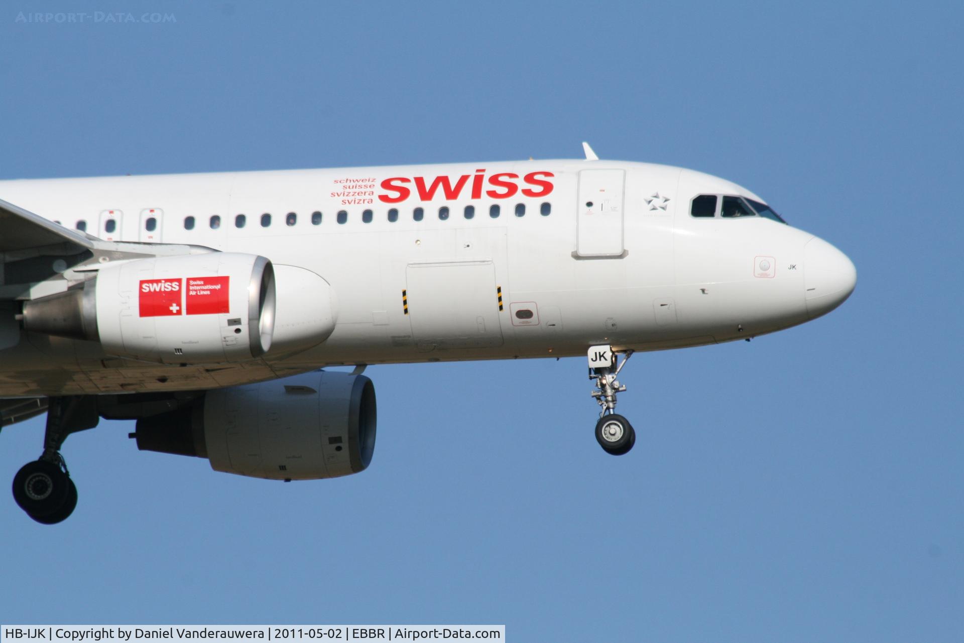 HB-IJK, 1996 Airbus A320-214 C/N 596, Arrival of flight LX786 to RWY 02