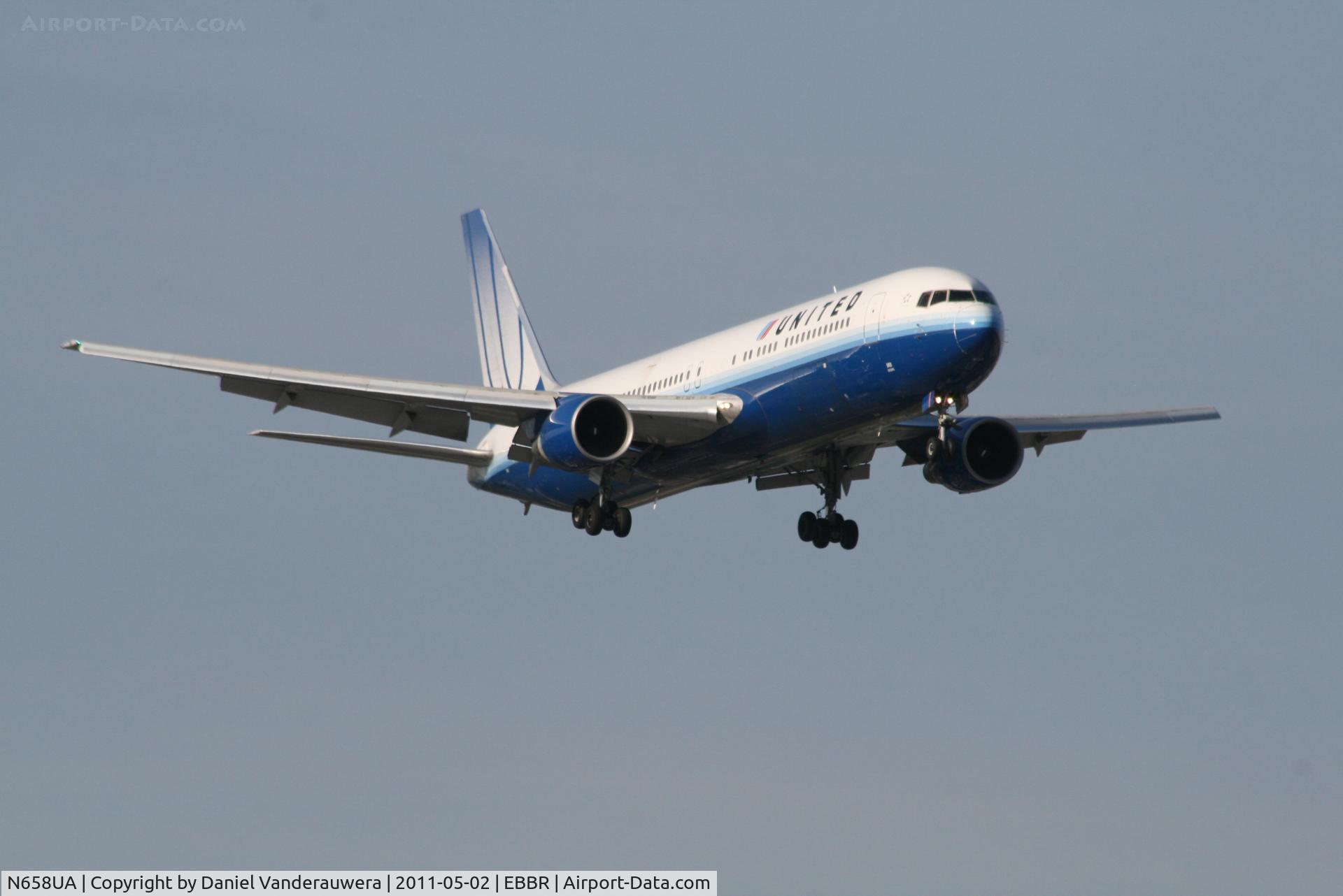 N658UA, 1993 Boeing 767-322 C/N 27113, Arrival of flight UA972 to RWY 02