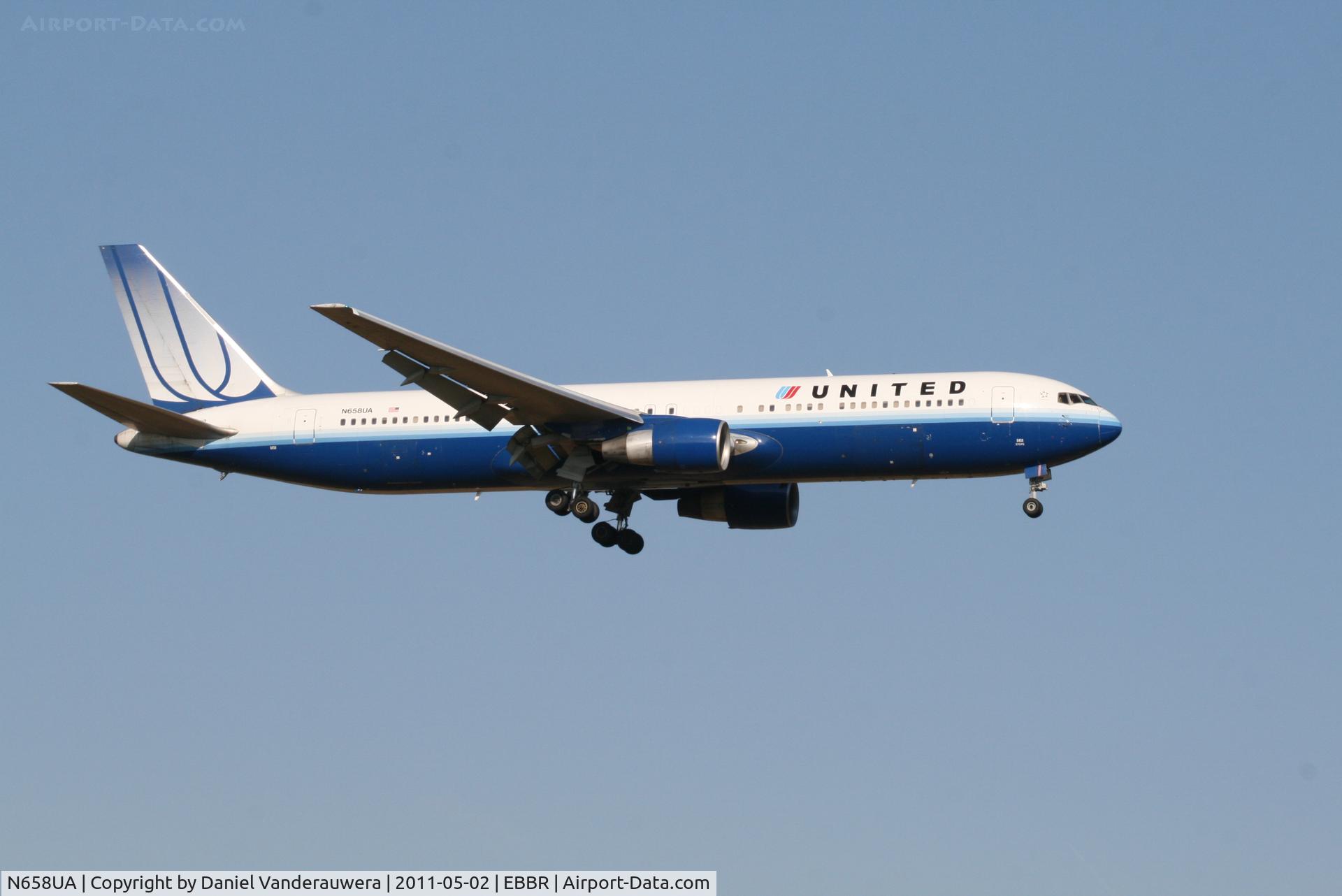 N658UA, 1993 Boeing 767-322 C/N 27113, Flight UA972