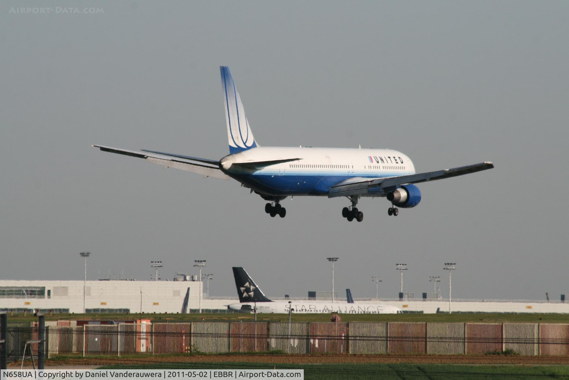 N658UA, 1993 Boeing 767-322 C/N 27113, Flight UA972 is descending to RWY 02